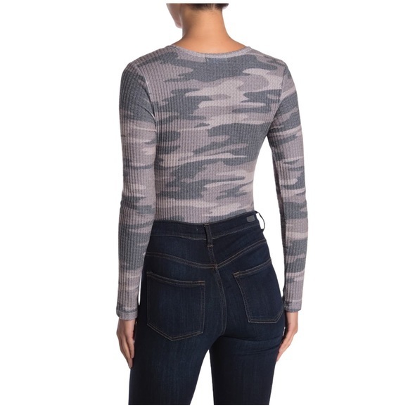 NWT SOCIALITE Split V-Neck Waffle Knit Bodysuit - Small - Picture 2 of 3